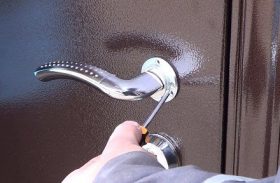 Замена дверной ручки металлической двери в Новочеркасске