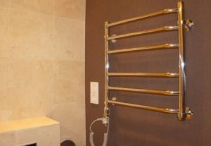 Установка электрического полотенцесушителя в ванной в Новочеркасске
